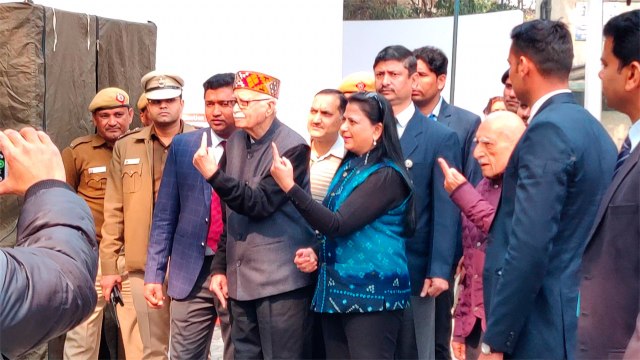 BJP veteran L.K. Advani casts vote in Delhi's Aurangzeb Lane