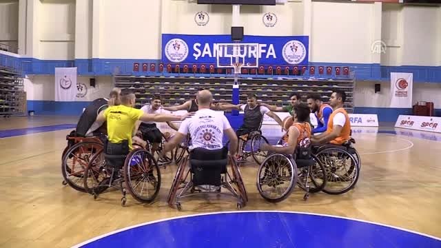 Cezayirli engelli basketbolcu kariyer hedefleri için Şanlıurfa'da