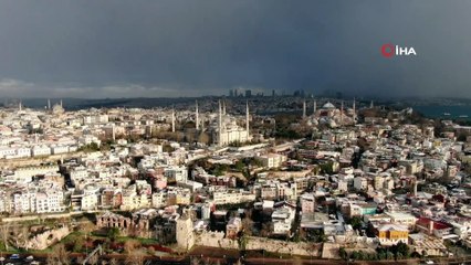 Tarihi yarım ada gelinliğini giydi