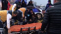 -  Vatandaşlardan duyarlılık örneği- Kaza yapan kadını yağmurdan korumak için bir saniye bile başından ayrılmadılar- Otomobil çarptı, ambulans gelene kadar vatandaşlar ilgilendi