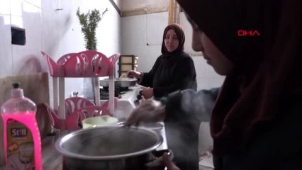 İhh idlib'te yerinden edilen sivillere 14 bin ton yardım malzemesi ulaştırdı