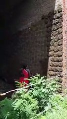 Technique improbable pour refaire un mur.. elle jette le béton !