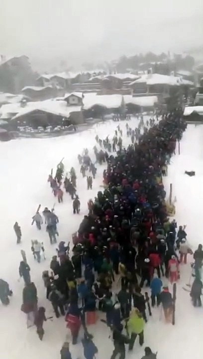 Des milliers de skieurs attendent pour prendre les remontées mécaniques !