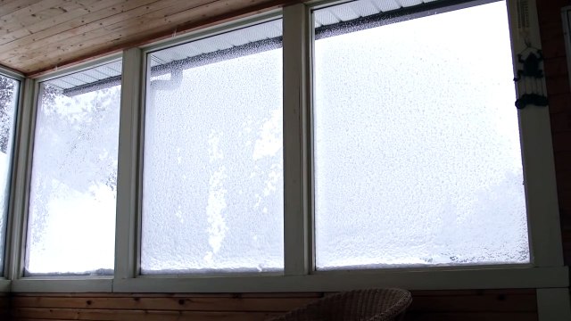 La neige a créé une pellicule le long des fenêtres !