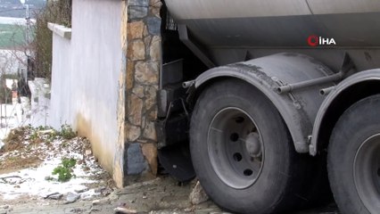 Avcılar'da buzlanan yolda kayan tanker bahçe duvarına daldı