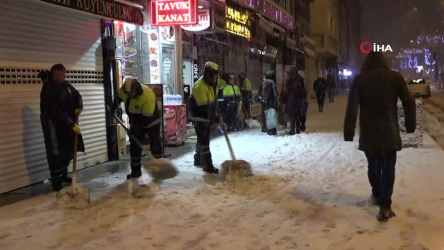 Van-Çatak Kurubaş Geçidi ile Güzeldere Geçidi çığ tehlikesi dolayısıyla ulaşıma kapatıldı