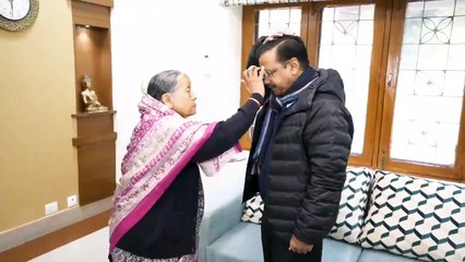 वोट डालने से पहले अरविन्द केजरीवाल  ने लिया मा पिता का आशिर्वाद