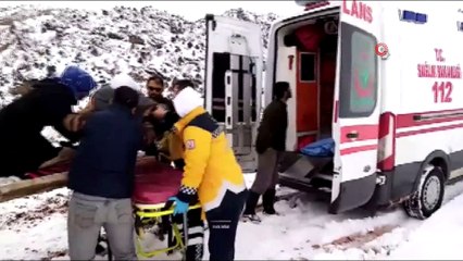Kar nedeniyle köy yolları ulaşıma kapandı, hasta traktörle ambulansa ulaştırıldı
