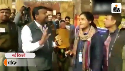 Download Video: पोलिंग बूथ का जायजा लेने पहुंचीं कांग्रेस प्रत्याशी लांबा अभद्र टिप्पणी पर भड़कीं, आप समर्थक को थप्पड़ मारने की कोशिश की