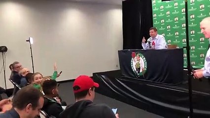 La fille de Brad Stevens s'invite à sa conférence de presse