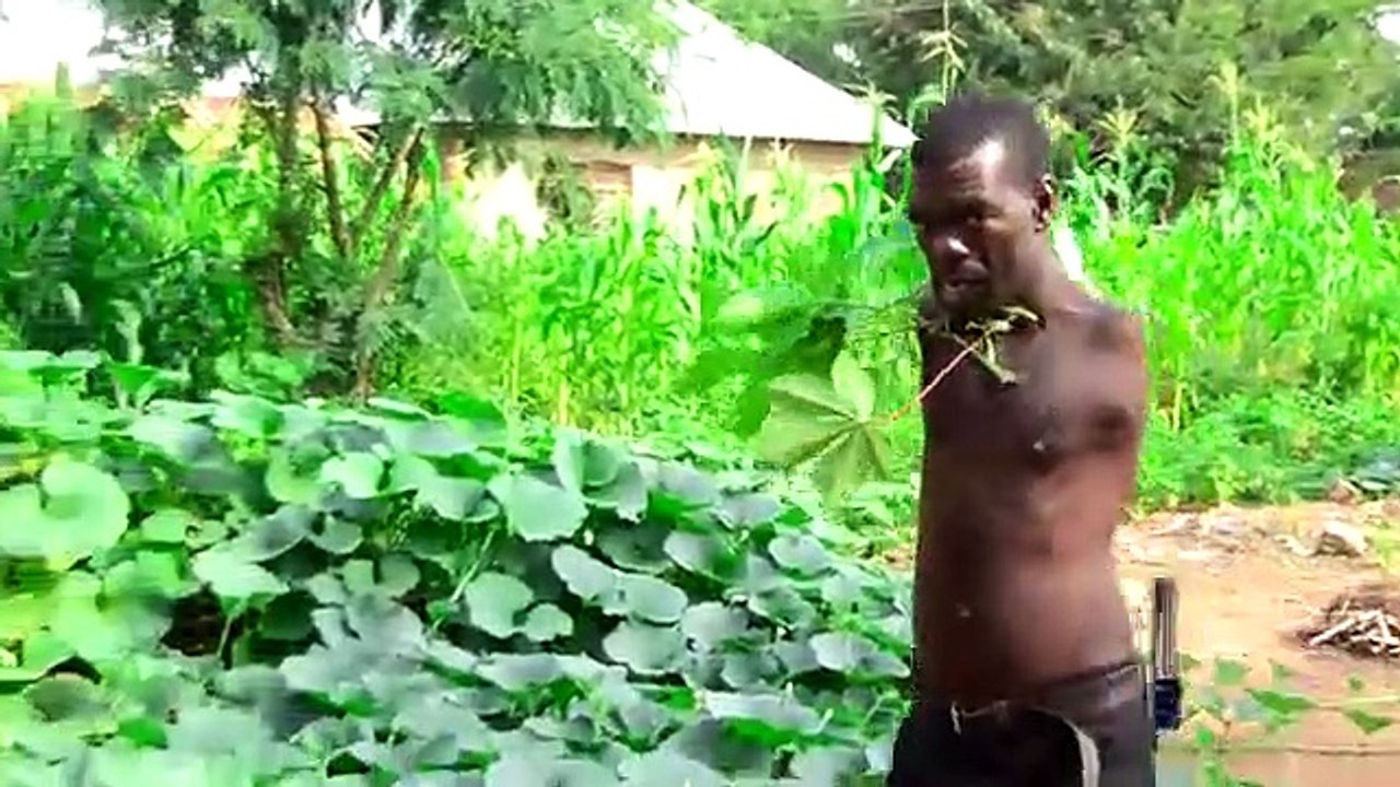 Maajabu_ya_mtu_asiye_na_mikono_na_jinsi_anavyo_andaa_Chakula