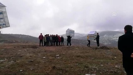 Tokat'ta atık pet şişeler sokak köpeklerine barınak oldu