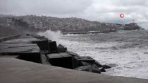 Dev dalgalar 7 metrelik istinat duvarını aştı