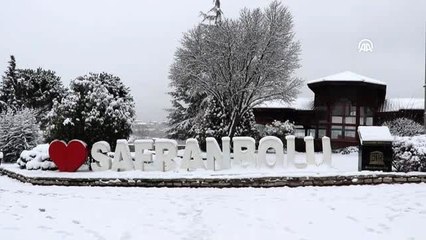 Tarihi Safranbolu konakları beyaz örtüyle kaplandı