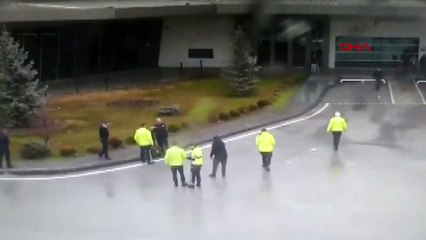 Otogarda kocasına silah çeken kadına polis böyle engel oldu! O anlar kamerada...