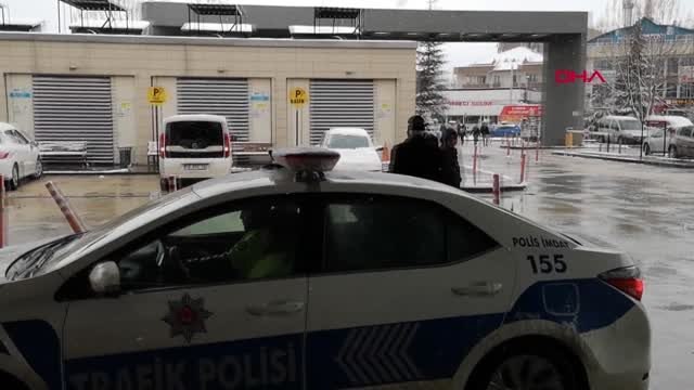Dili boğazına kaçan bebeği hastaneye trafik polisleri yetiştirdi