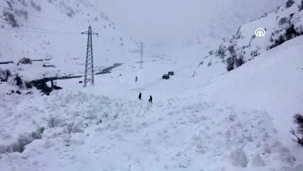 Güvenlik nedeniyle trafiğe kapatılan yola çığ düştü