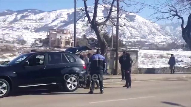 Ora News - FNSH kontrolle në akse kryesore nacionale ndalohen makinat e dyshimta