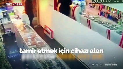 Arızalı telefon tamircinin elinde alev aldı