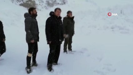 Van-Çatak Kara Yoluna Peş Peşe Çığ Düşüyor