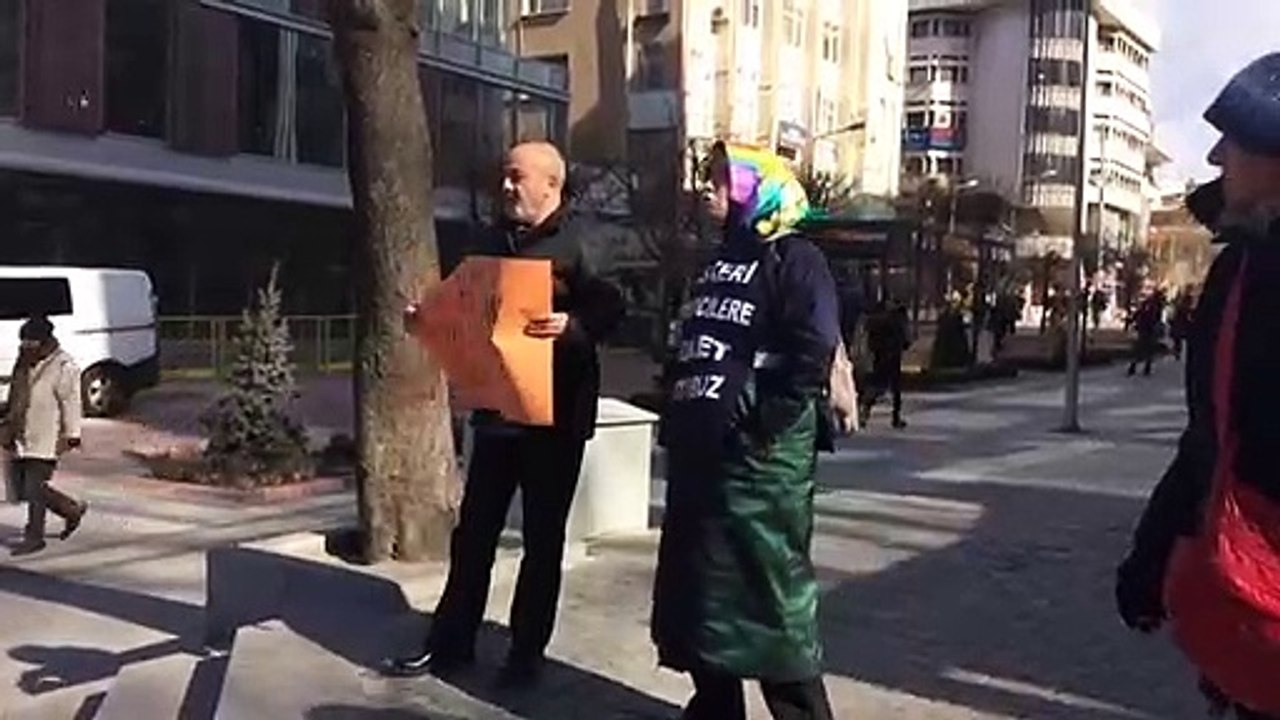 Harbiyeli annesi Çetinkaya ve KHK'lı Cemal Yıldırım basın açıklaması sırasında gözaltına alındı