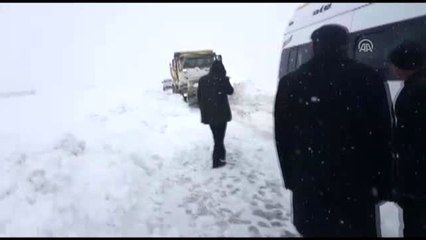 Yüksekova'da tipi nedeniyle mahsur kalan sağlık ekibi ile vatandaşlar kurtarıldı