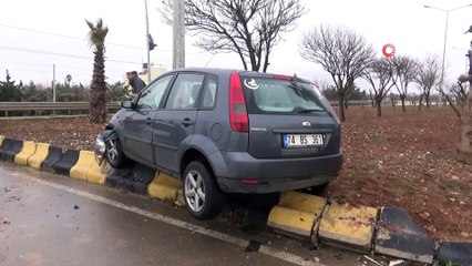 Kar nedeniyle kayganlaşan yolda otomobiller çarpıştı: 3 yaralı
