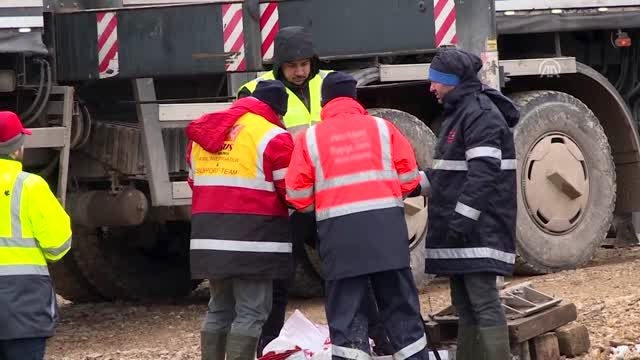 Pistten çıkarak kaza yapan uçağın enkazını kaldırma çalışmaları sürüyor (2)