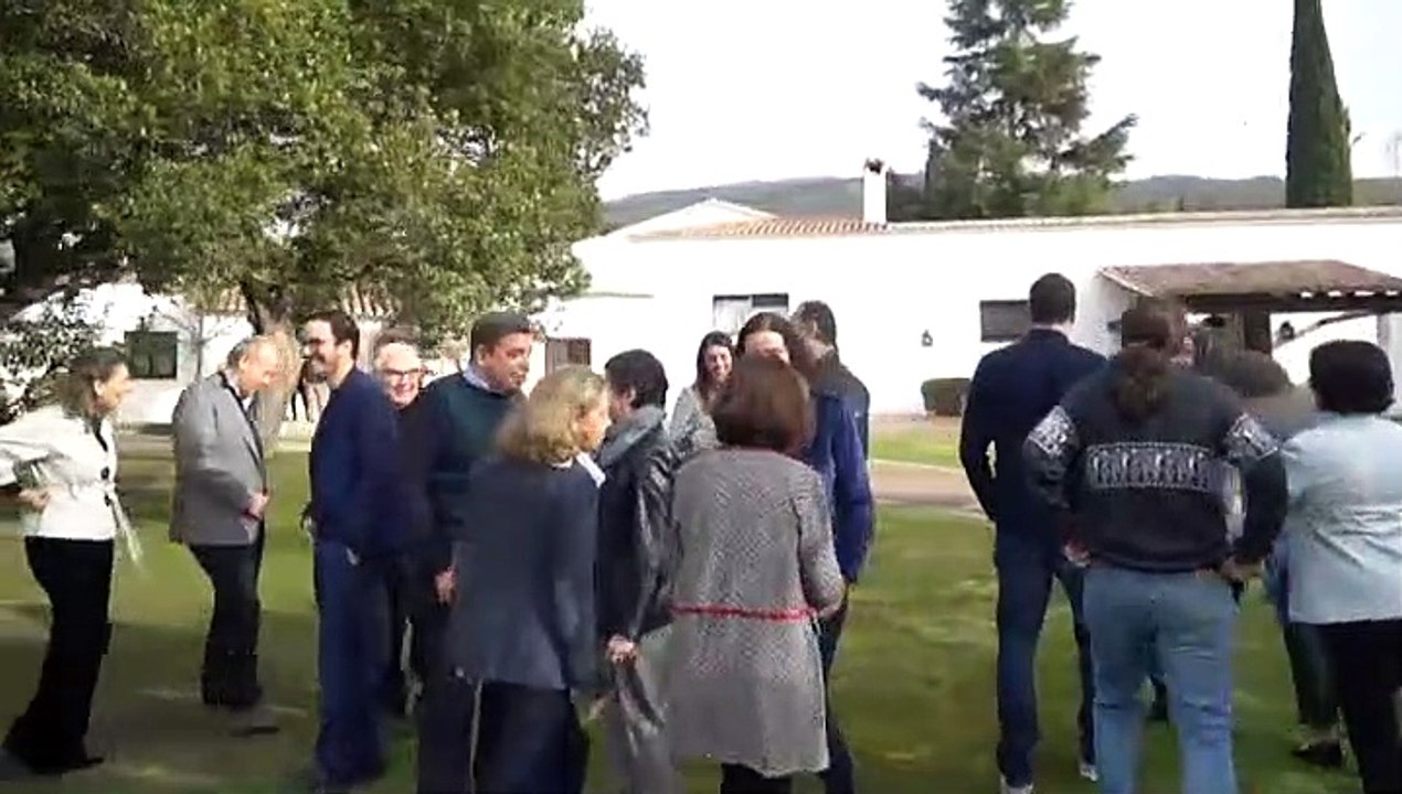 Sánchez posa en vaqueros y zapatillas con todos sus ministros