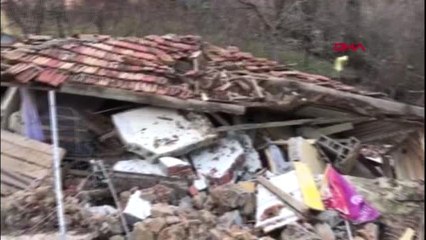 Adana feke'de heyelan nedeniyle yol çöktü