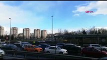 İstanbul-durakta bekleyen yolcuya metrobüs çarptı