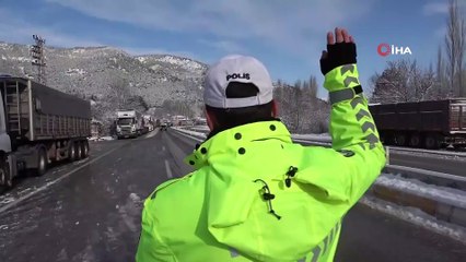 Tokat-Sivas karayolunda buzlanma aksamalara yol açtı