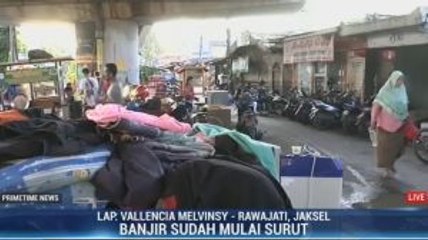 Korban Banjir Rawajati Mengungsi di Bawah Flyover