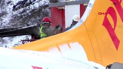 Pistten çıkan uçağın enkazı kaldırılmaya başlandı