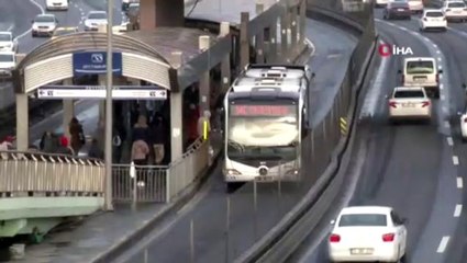 Metrobüs, durakta bekleyen yayaya çarptı