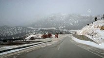 Sertavul Geçidi'nde kar yağışı nedeniyle ulaşım kontrollü sağlanıyor