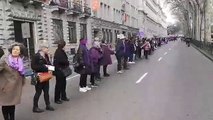 La cadena humana feminista de este 8 de febrero en el Paseo del Prado de Madrid