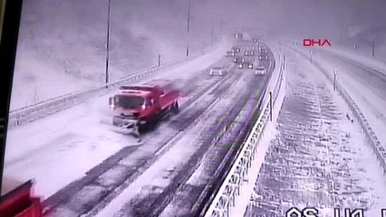 Bolu dağında ekipler yolları böyle açıyor