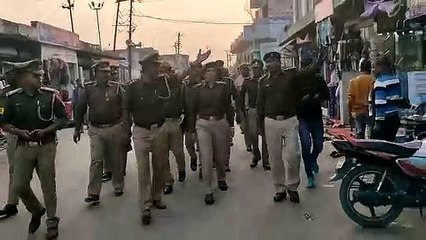 औरेया - एसपी सुनीति ने अतिक्रमण की समस्या को लेकर बिधूना की बाजारों में किया गस्त