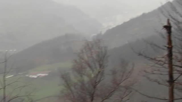 La lluvia obliga a suspender la búsqueda de los dos desaparecidos en Zaldívar