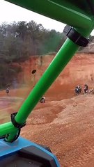 Il escalade une falaise verticale en QUAD