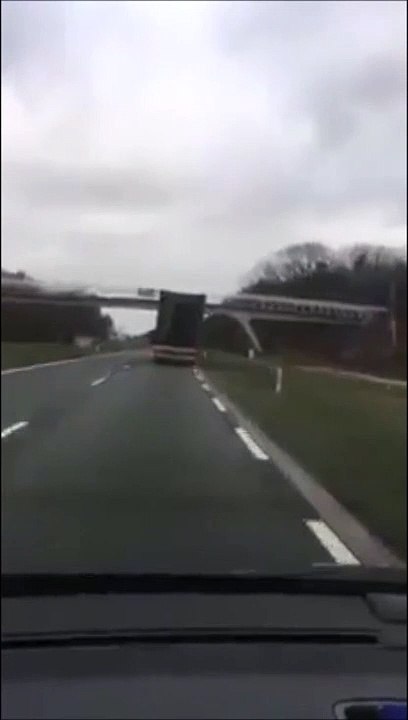Un camion réussi à passer sous un pont trop bas... chanceux