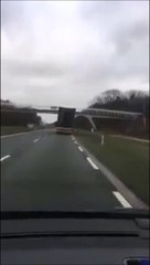 Un camion réussi à passer sous un pont trop bas... chanceux