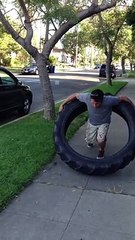 Faire du Hula Hoops avec un Pneu de camion... Chaud