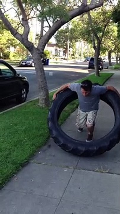 Faire du Hula Hoops avec un Pneu de camion... Chaud