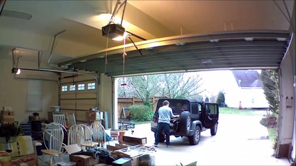 Sa porte de garage bug au pire moment : en pleine tempête