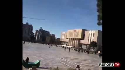 Dikur e quante projekt  të pavlerë,  Basha shijon kafen nën rrezet e diellit në sheshin “Skënderbej”