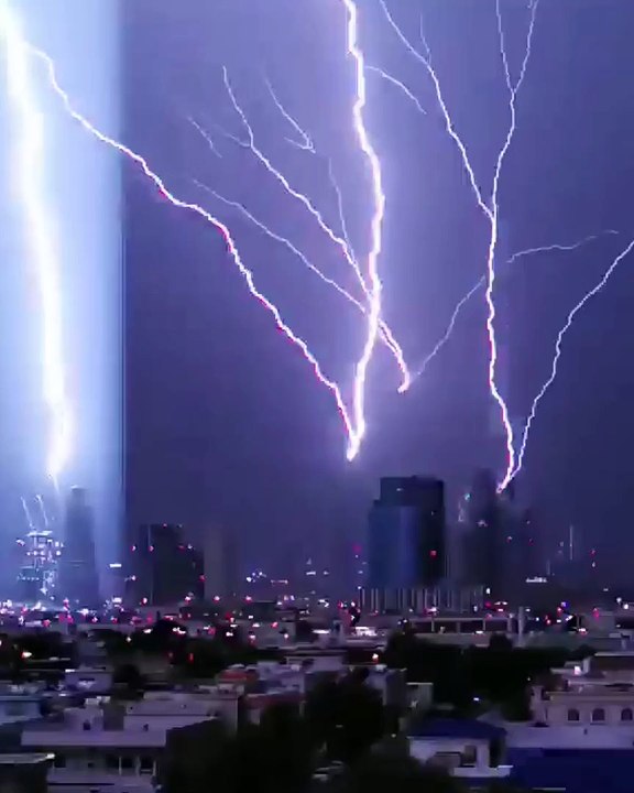 Breathtaking Lightning Strikes in Dubai