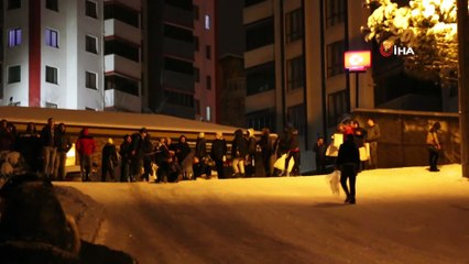 Karda kayabilmek için sıra beklediler
