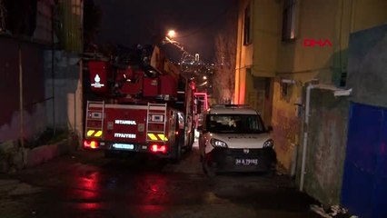 Eyüpsultan'da 2 katlı binanın çatısında yangın